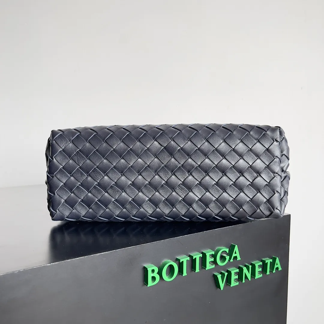 The 2023 new Andiamo batch of 2260 BV has been shipped‼ ️Really popular🔥The new Andiamo woven handbag launched by Bottega Veneta this season is really popular all over the world! ! Celebrities at home and abroad have worn it, and Oscar-winning actress Michelle Yeoh has taken it out on the street. Song Jia, Trai Yara, Yu Feihong, Sanji Ayaka, Rosie Hunting-Whiteley, Yoshioka Riho, etc. have all picked up this bag. It is classic and versatile, showing off its temperament, and the bag capacity is also large, which is very convenient for daily commuting! ! A variety of carrying methods, the shoulder straps can be adjusted by yourself, the original lambskin feels soft and delicate, and the unisex style breaks the gender boundaries and brings a more practical and long-lasting use experience. Andiamo, which has both elegant and casual styles, perfectly interprets the true appearance of "fashionable old money style". Style number: 743572 Size: 32*24*12